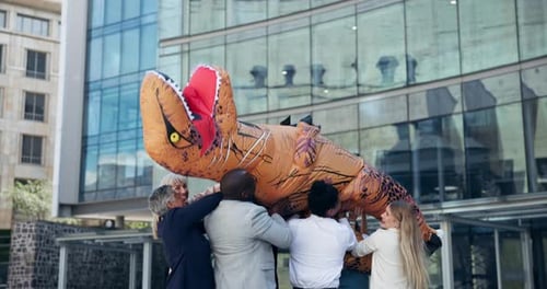 Pessoas, torcida ou formação de equipes em motivação, sucesso ou mascote na multidão surfando laços