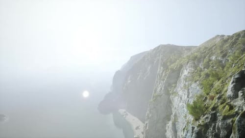 Um lago sereno situado entre montanhas majestosas