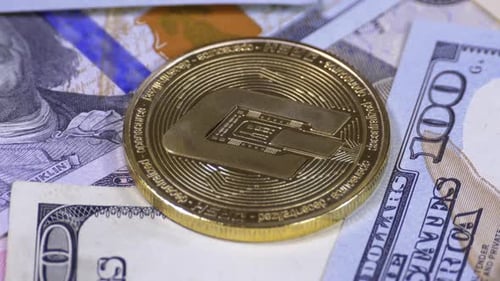 La cryptomonnaie Gold Dash Coin et les billets de dollars sont en rotation