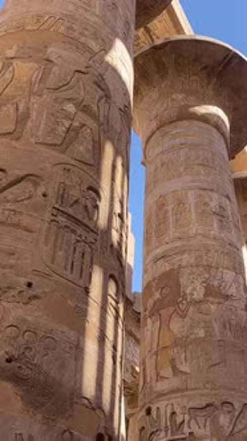 Vue d'anciens temples, plan en arc de cercle, plan en contre-plongée