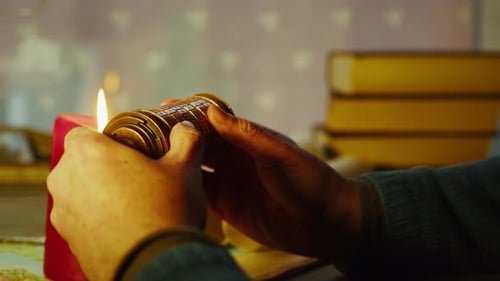 Code Cryptex à main tournante, verrou, tension et puzzle secret à la lueur des bougies
