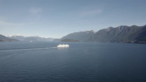 British Columbia Ferry Services à Vancouver, vue aérienne d'un navire naviguant pendant une journée ensoleillée avec
