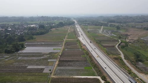 Luftaufnahme der Mautstraße, die von Natur umgeben ist, in Boyolali, Java, Indonesien