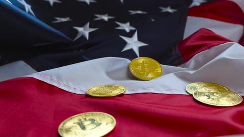 Goldene glänzende Bitcoin-Kryptowährungsgeldmünzen auf einer Flagge der Vereinigten Staaten mit verschwommenem Hintergrund.