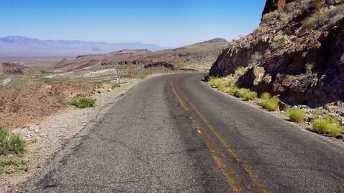 Spaziergang entlang der historischen Route 66 in den Black Mountains in der Nähe von Oatman, Arizona
