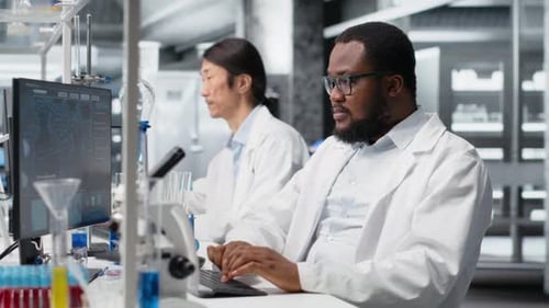 Wissenschaftler verwenden Computer zur DNA-Datenanalyse im Labor beim Brainstorming