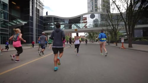Urbane Marathonläufer auf der City Street