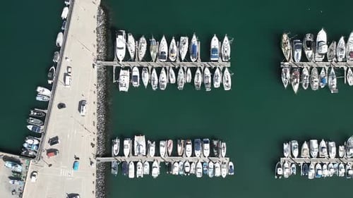 Vogelperspektive von Segelbooten, Jachten und Fischereifahrzeugen, die an einem neuen Betonpfeiler angedockt sind