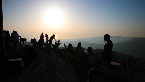 Scénographie Ralenti de nombreuses personnes admirant le coucher du soleil au Frozen Cherry Club