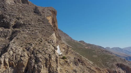 Révélation des traces du monastère de Hozoviotissa sur une falaise, île d'Amorgos