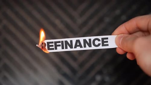 Un concept brûlant de « REFINANCEMENT » symbolisant le remboursement du prêt hypothécaire, l'absence de dettes, la stabilité des coûts du logement et