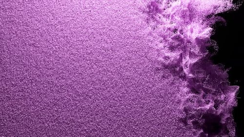 Farbige Pulverstreuungen auf einem schwarzen, isolierten Hintergrund, Sandspray, lila Farbe, Zeitlupe, 3d