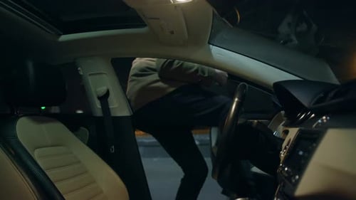 Un diseño interior de automóvil moderno y elegante ambientado en una cautivadora escena nocturna