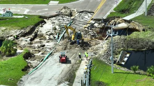 Luftbild des Wiederaufbaus einer beschädigten Straßenbrücke, die nach dem Waschen des Hochwassers durch einen Fluss zerstört wurde