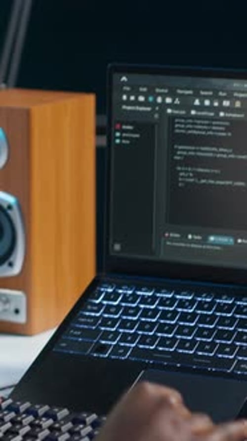 Vertikaler Video-Telearbeiter verwendet Laptop zum Codieren für die Softwareentwicklung