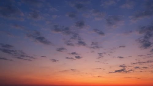 Un lapso de tiempo captura el majestuoso cielo del amanecer, imágenes de lapso de tiempo.