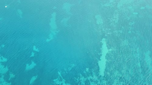 Vue aérienne par Drone de l'eau bleue de la mer Adriatique