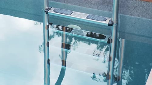 Leiter aus Edelstahl Klares blaues Wasser im Pool. Entspannen Sie sich im Hinterhof eines Landhauses