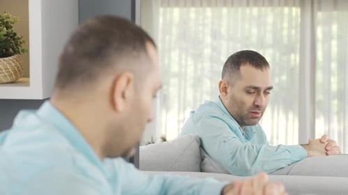 Un esquizofrénico perturbado psicológicamente mira a la cámara.