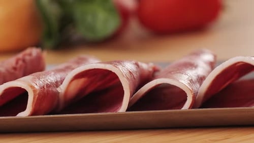 Black Bull Sausage, Schinken, Zunge, Schwein, Trockenwurst auf schwarzem Hintergrund, traditionelles Spanisch