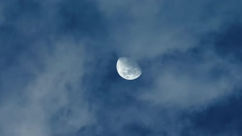 Lune en fin de soirée avec des nuages dans le ciel