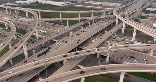 Vista aérea del concurrido intercambio de autopistas de la ciudad con tráfico pesado