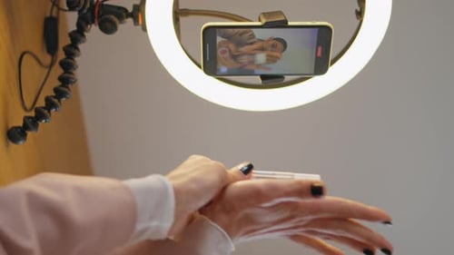 Tutorial de vlogger Hands haciendo una demostración vertical de un estudio de cosméticos