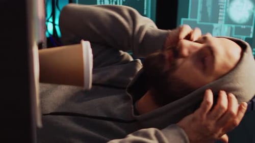 Sistema vertical de hackeamento de criminosos cibernéticos em vídeo para destruir informações