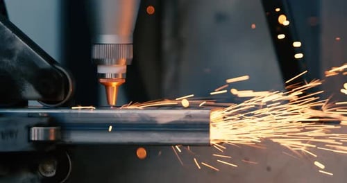 CNC-Laserschneiden von Metall, moderne Industrietechnologie, Herstellung industrieller Details. Aufgenommen auf Super