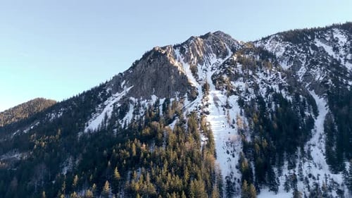 Vue aérienne époustouflante par Drone : montagne enneigée appelée Jaegerkamp dans les Alpes bavaroises, Winter Wonderland