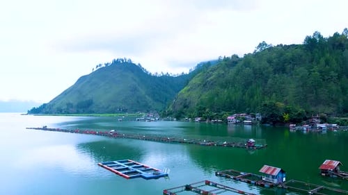 Vue aérienne du village côtier au bord du lac d'eau douce. Takengon, dans le centre de l'Aceh
.