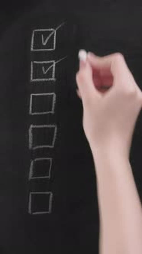 Lista de caixas de seleção vertical Feito Sign Woman Hand Tarefas