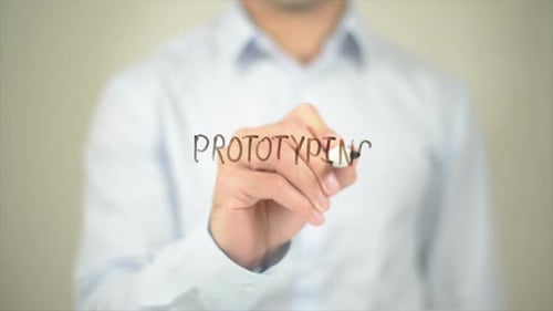 Prototyping Man Writing auf transparentem Bildschirm
