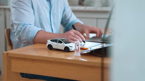 Un
designer automobile analyse soigneusement un prototype de voiture. Fastidieux