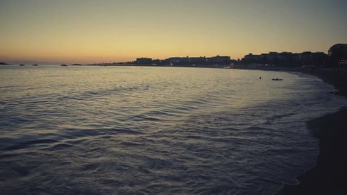 Wunderschöner Himmel bei Sonnenuntergang am Strand während eines schönen Urlaubs in einem Hotel