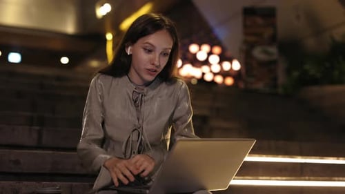 Mad Boss hat Online-Konferenz und diskutiert Probleme mit Sachen