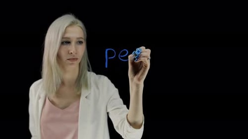 Das Wort Peak wurde von einem Mädchen mit einer blauen Markierung auf schwarzem Hintergrund geschrieben, einem Mädchen mit weißem Lang