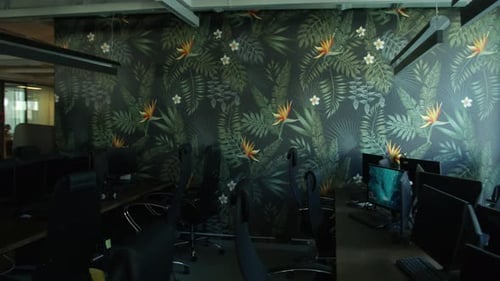 Leerer Büroraum nach dem Arbeitstag bei ausgeschaltetem Licht. Stock-Filmmaterial. Modernes Büro mit Computern