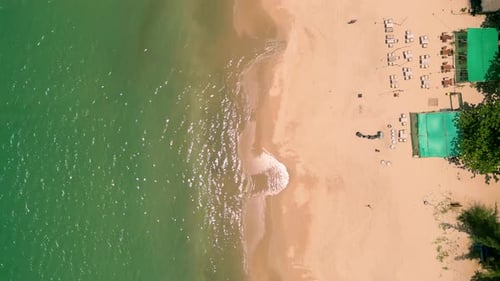 Imágenes 4K Cinemáticas de la Naturaleza con drones que muestran una vista aérea panorámica de las hermosas playas y montañas
