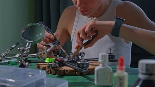 Ingénieur ukrainien soudant des fils à la carte pour réparer une technologie de test de Drone