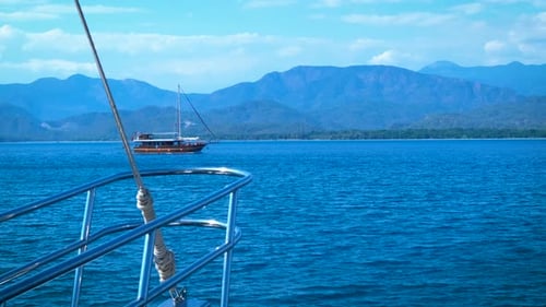 Wunderschöne Bucht mit Segelyacht unter der Sonne