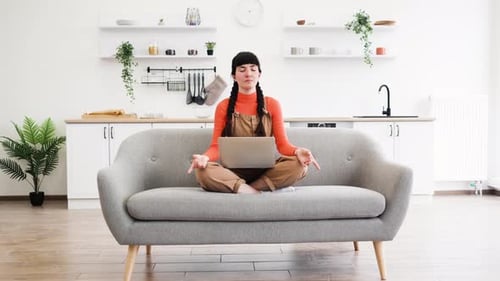 Femme caucasienne méditant pendant une pause de travail à distance au bureau à domicile