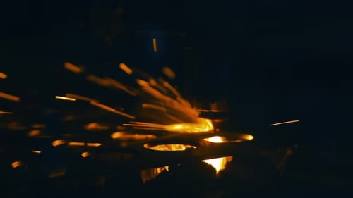 Zeitlupe. Präzises Laserschneiden von Metall mit Funken
.