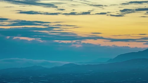Ciel couchant au-dessus de la ville côtière avec paysage nuageux en mouvement, Lapa de temps
