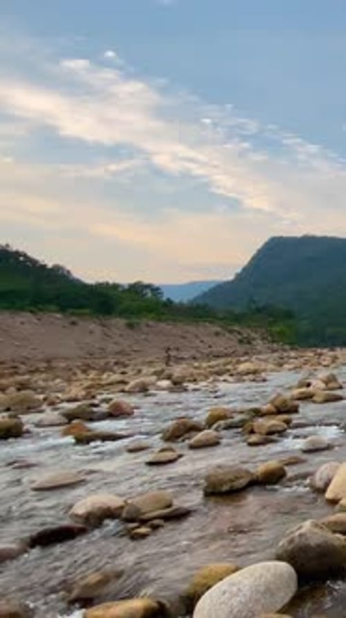 Paysage pittoresque. Un ruisseau rocheux coule à Bichanakandi, Sylhet, près de l'Inde
- colline frontalière du Bangladesh -