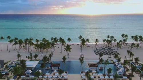 Amanecer sobre un balneario tropical y un hotel de lujo con vista al océano