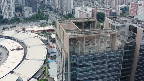 Gire alrededor del edificio de oficinas. Cantón, China