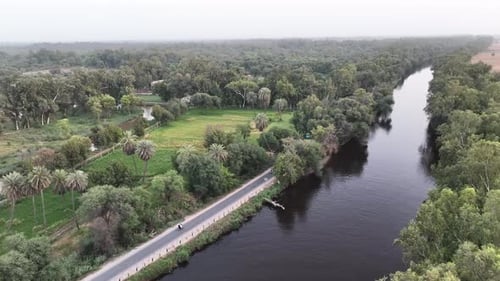 Vue aérienne du canal de Bahawal à côté du parc national de Lal Suhanra au Pendjab