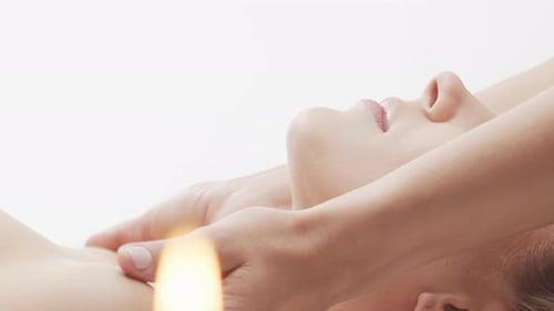 Frau lässt sich vom Therapeuten massieren und lässt sich im Spa Healthcare massieren