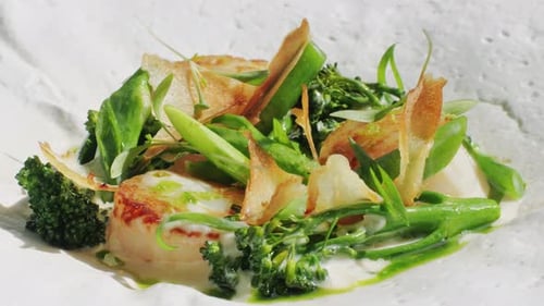 Pétoncles grillés à la sauce soja et aux asperges. Pétoncles japonais garnis d'herbes